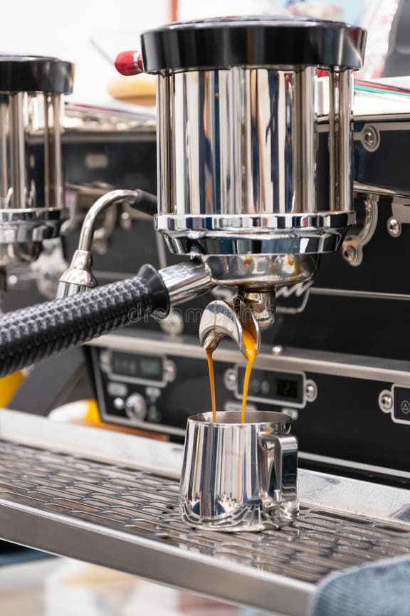 Close-up del proceso de extracción de espresso
